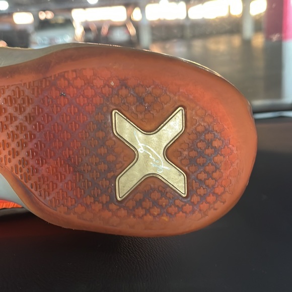 Best show! Kobe 10s size 10 hood condition - Picture 3 of 4